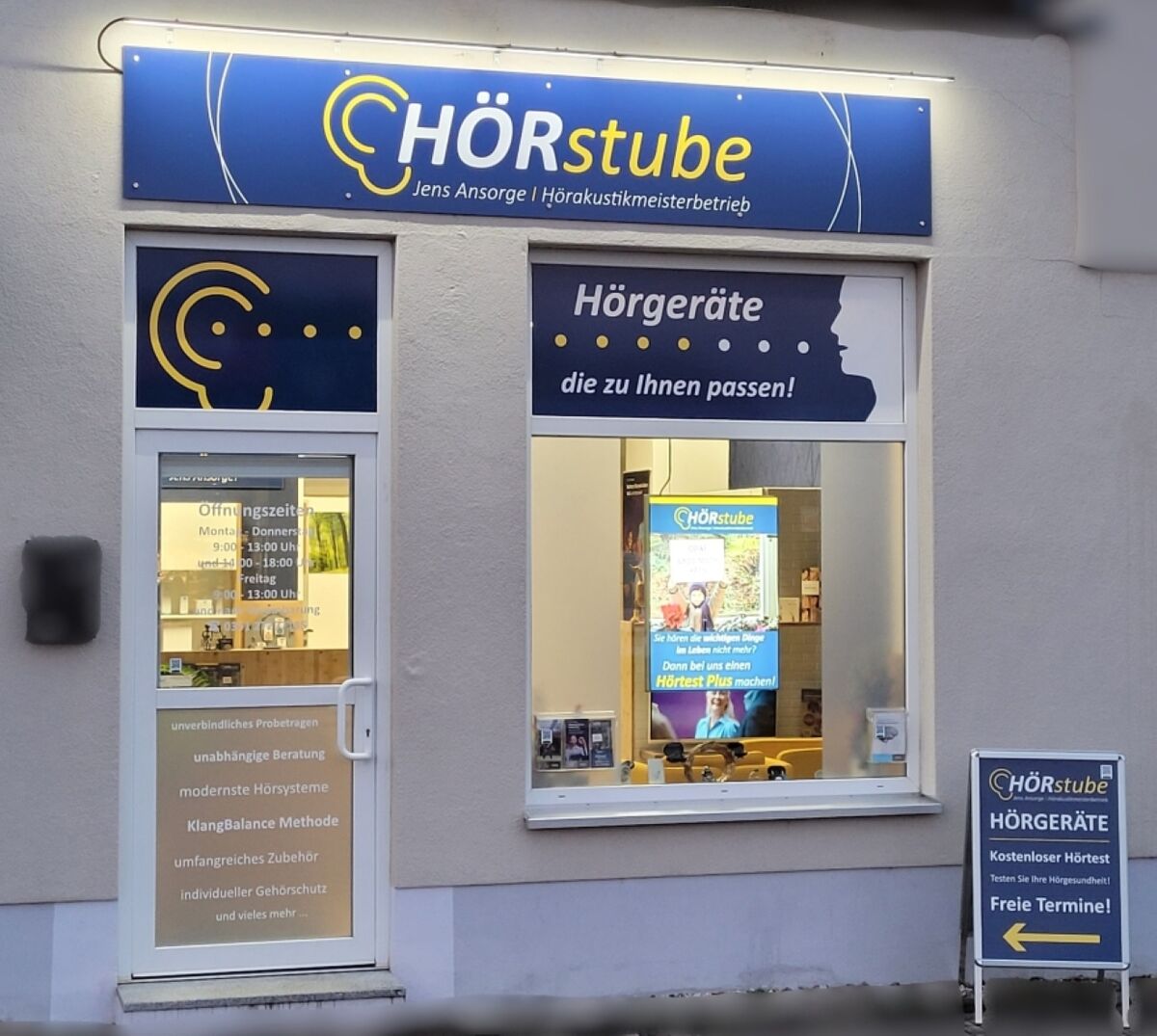 Gestaltetes Schaufenster der Hörstube