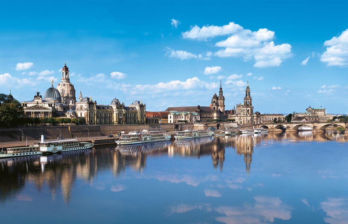 Dresdner Altstadt mit Frauenkirche, gespiegelt in der Elbe