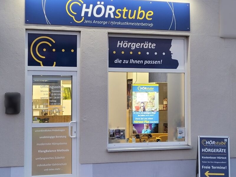 Gestaltetes Schaufenster der Hörstube